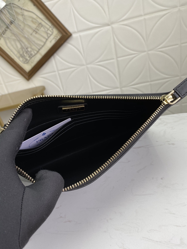 プラダ財布コピー着用イメージ